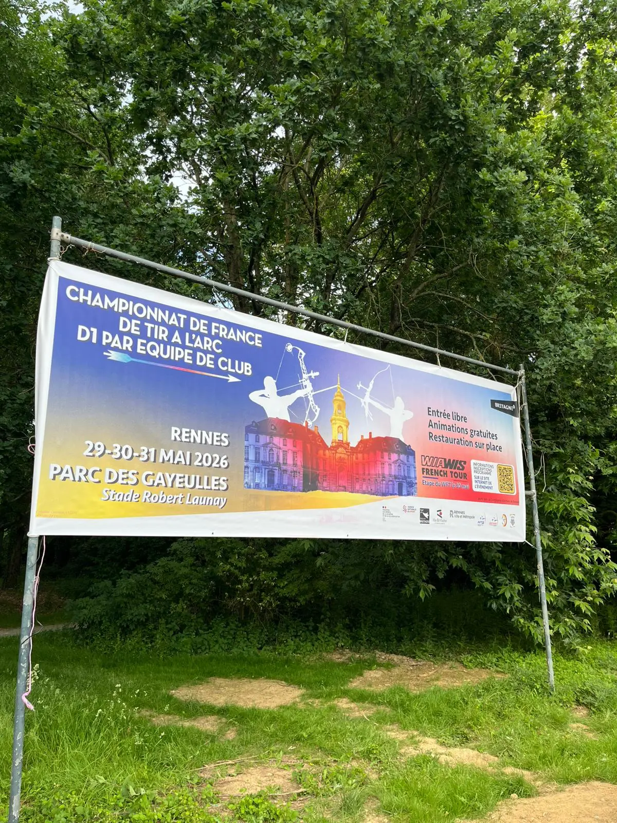 Banderole du Championnat de France D1 installée sur le terrain