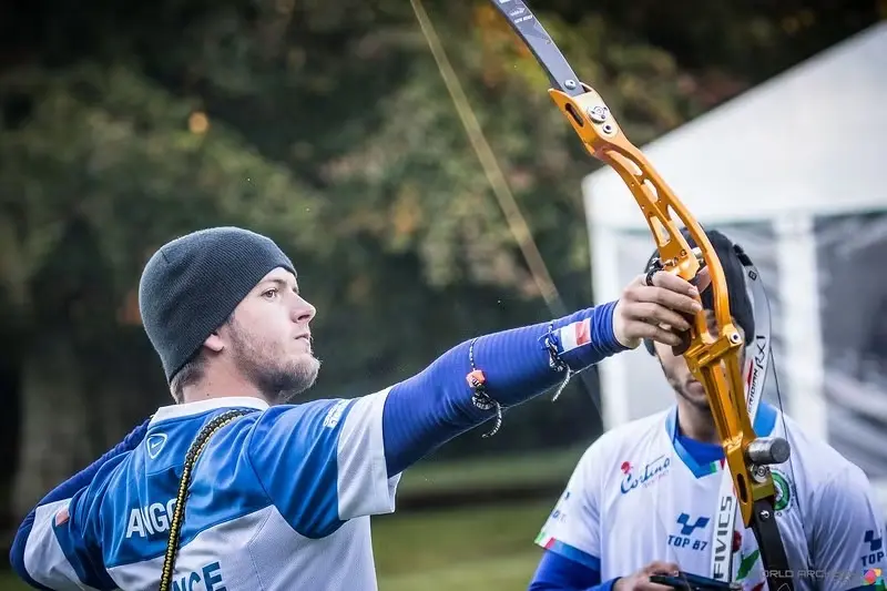 Corentin Angot pratiquant le tir à l’arc en compétition